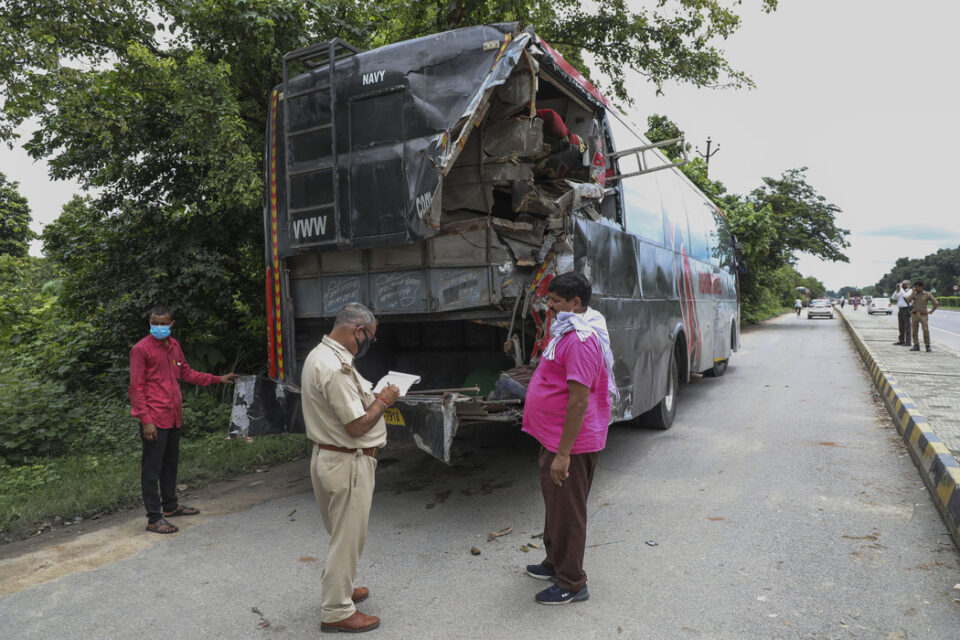 Трагедија во Индија: Најмалку 18 работници кои спиеле покрај пат биле прегазени