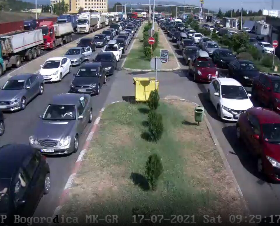 Гужви на Богородица и Табановце, за влез и излез во државата се чека и до 45 минути