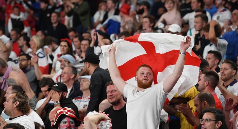 Навивач на Англија не отиде на полуфиналето на ЕУРО2020 за да спаси живот – сега доби билети за финалето! (ФОТО)