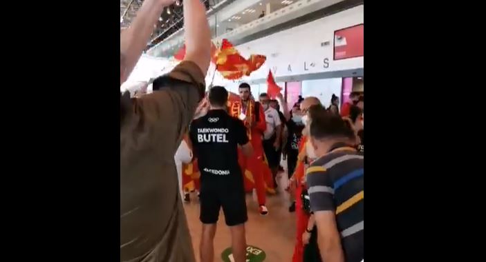 ВИДЕО: Добредојде за олимпискиот вицешампион, Дејан Георгиевски – овации на скопскиот аеродром