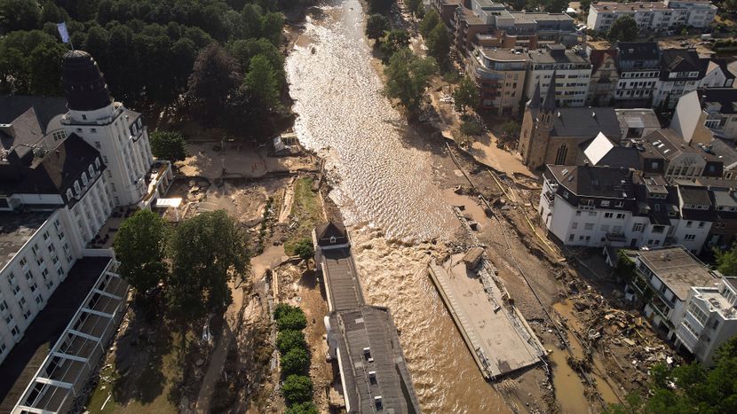 Катастрофалните поплави однесоа скоро 200 животи во Европа: Исчезнаа градови и патишта, луѓе останаа без кров над глава (ФОТО)