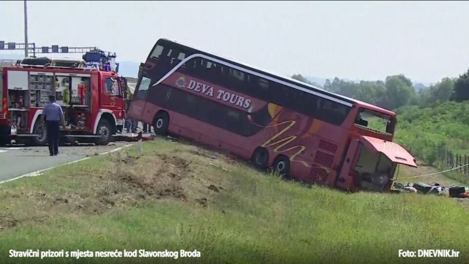 „Мртви лежат по земјата, глетката е ужасна“- фотографии од трагедијата во Хрватска