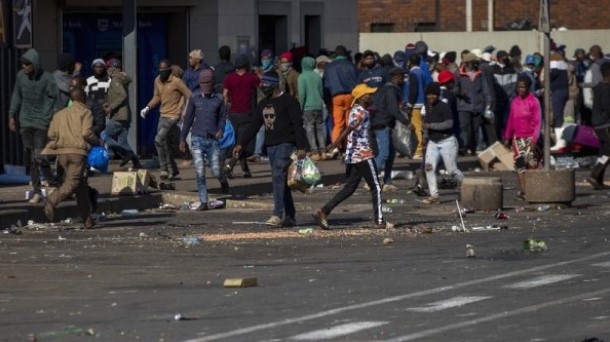 Војската во Јужна Африка ќе и помага на полицијата за справување со немирите