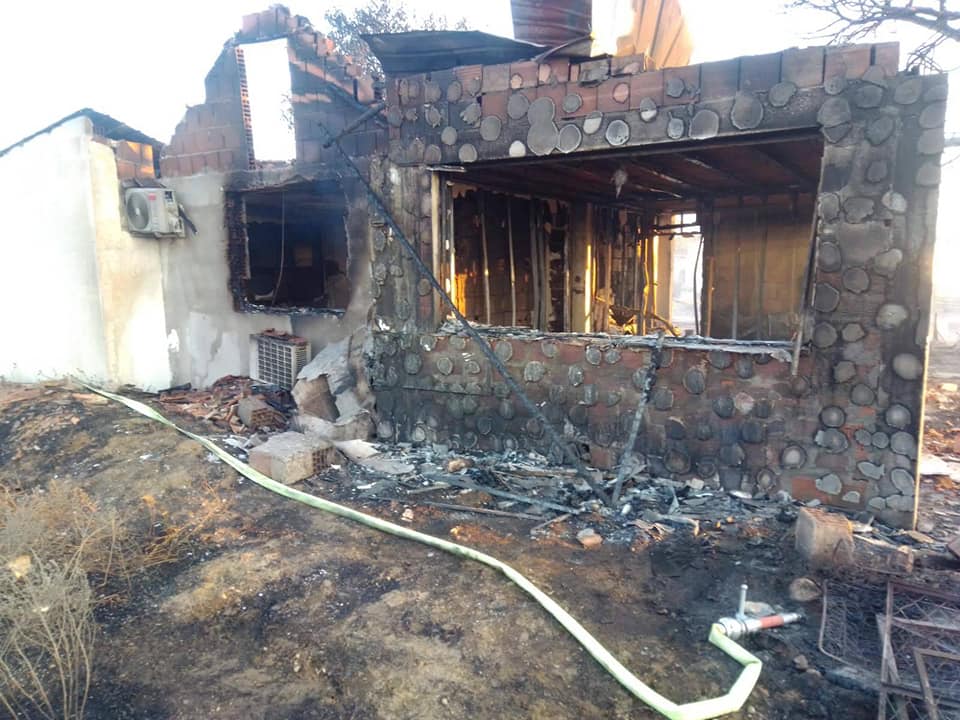 Детали за опасниот пожар во Карбинци: Спасени две лица, пеплосана нивната куќа (ФОТО)
