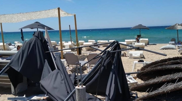 ФОТО+ВИДЕО: Мини торнадо погоди плажа на Халкидики – Летаа чадори, има повредени лица