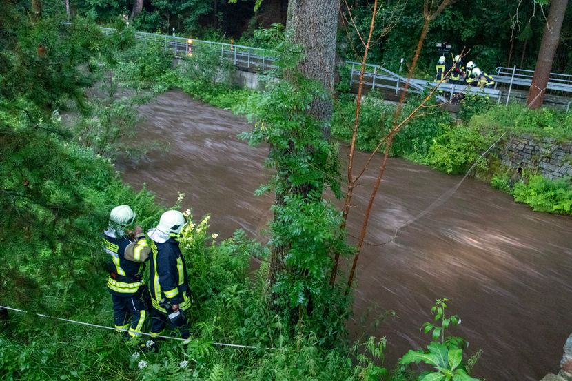 Најмалку 30 исчезнати во поплави во Германија