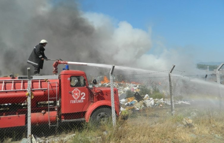 Oпожарени две вили во Карбинци: Пожарникари се борат со пламенот, ветерот им ја отежнува работата