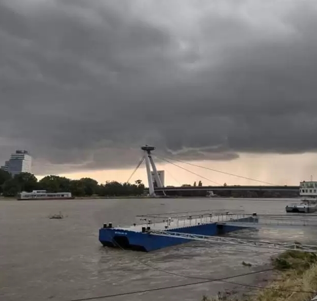 Метеоролозите предупредуваат: Бранот кој ги поплави Германија и Австрија може да ја зафати и Словачка
