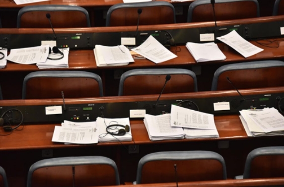 Почна седницата за пратенички прашања, ВМРО-ДПМНЕ побара министрите да присуствуваат