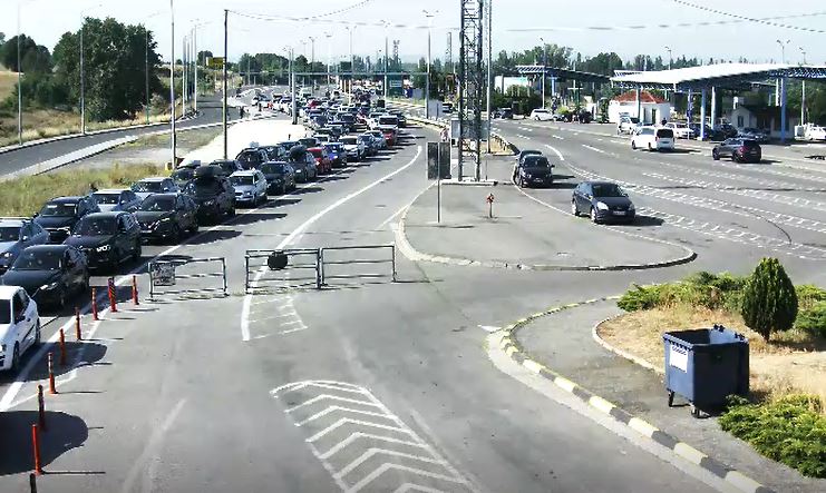 Колони возила и гужви на овој граничен премин – за влез и излез од Македонија се чека и скоро и до еден час