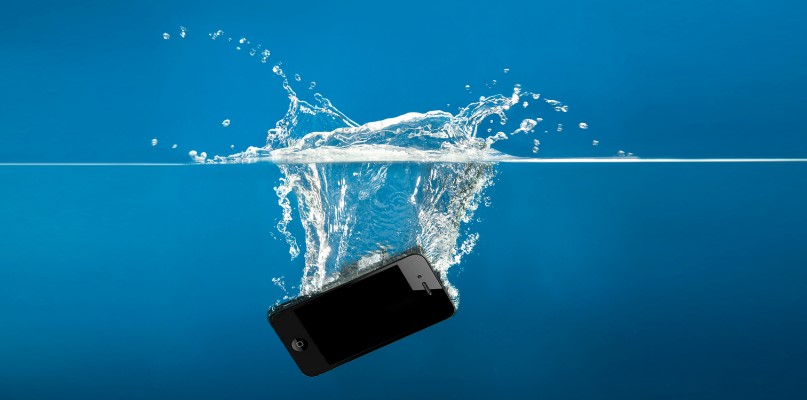 Совети: Што да направите доколку телефонот ви падне во вода?