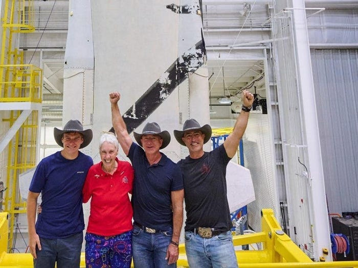 Безос успешно слета по 11-минутниот престој во Вселената