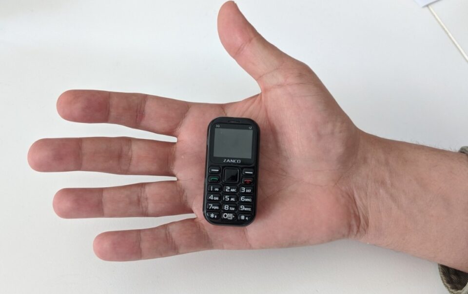 ВИДЕО: Ова е најмалиот телефон на светот, има една работа што сигурно ќе ви се допадне