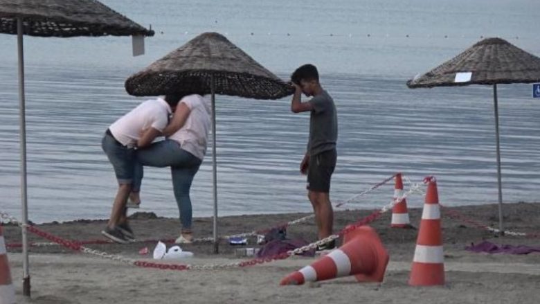 ЛЕТАА ШЛАКАНИЦИ, БОКСОВИ И КЛОЦИ: Жена претепала маж на јавна плажа во Турција (ВИДЕО)
