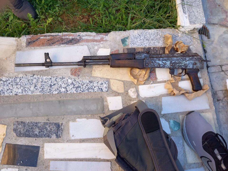 Пронајдена автоматска пушка во Скопје, приведени три лица