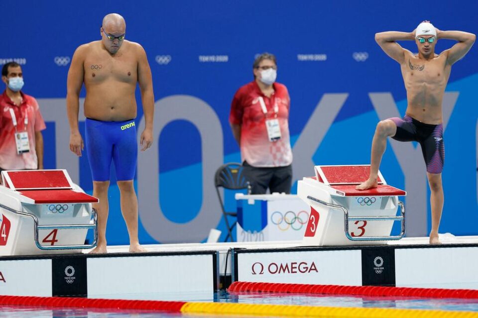 Најголемиот хит на ОИ во Токио: Додека другите пливачи дошле ‘стегнати’ и во топ форма, овој човек гордо го покажа својот стомак и го воодушеви светот!