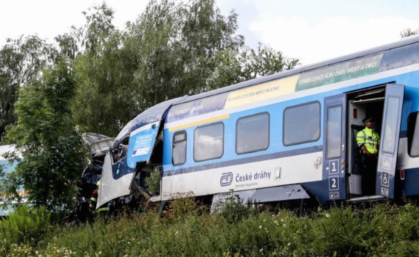 Во сударот на двата воза во Чешка погинаа двајцата машиновозачи и една патничка