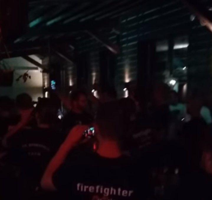 По повеќедневниот пекол со огнот, австриските пожарникари прославија со алкохол и музика во центарот на Пехчево (ВИДЕО)