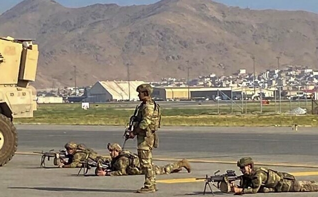 Хаос на аеродромот во Кабул, убиен авганистански војник