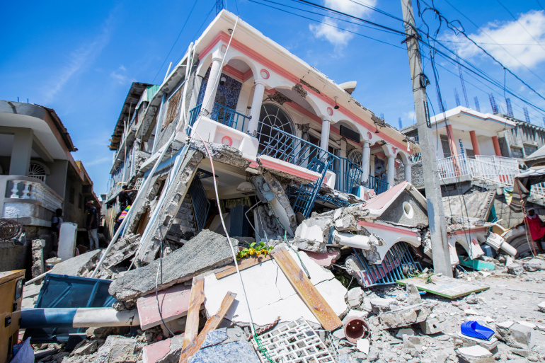 Најмалку 724 жртви во разорниот земјотрес на Хаити
