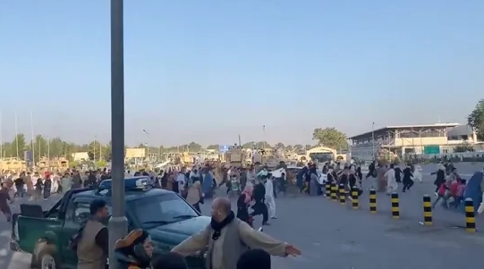 ВИДЕО: Авганистанците панично се обидуваат да влезат во авион, одекнуваат пукотници – има загинати