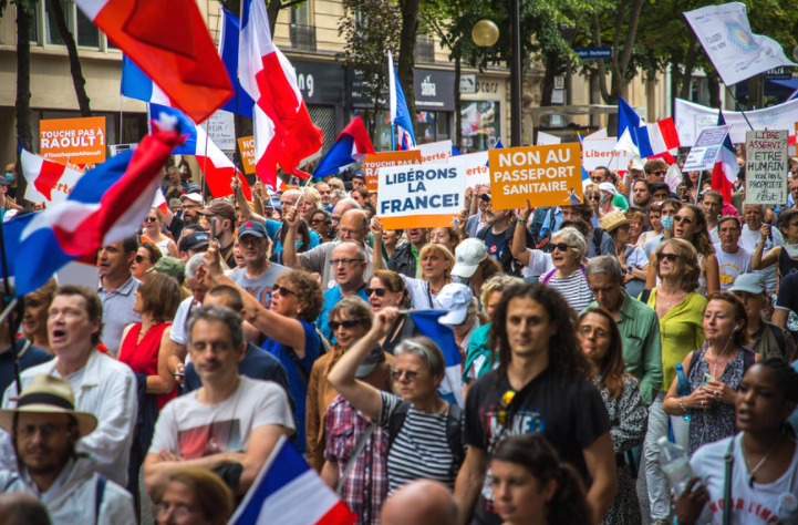 Французите на нозе: Шести викенд по ред протестираат против ковид сертификатите