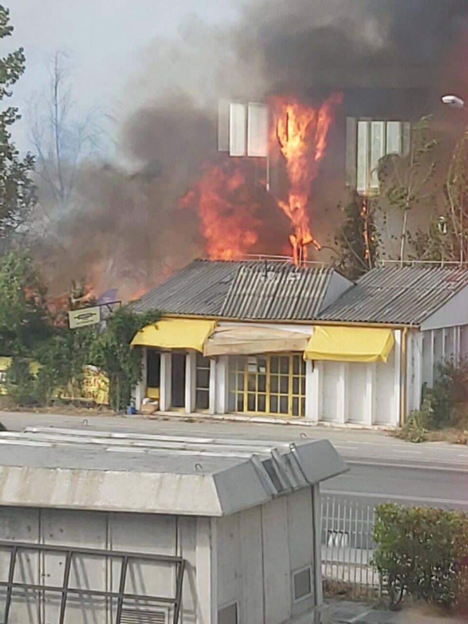 УЖАСНА ГЛЕТКА: ОХИС ВО ПЛАМЕН, огнените јазици ја зафатија зградата на поранешната фабрика – чадот се шири низ целиот град!