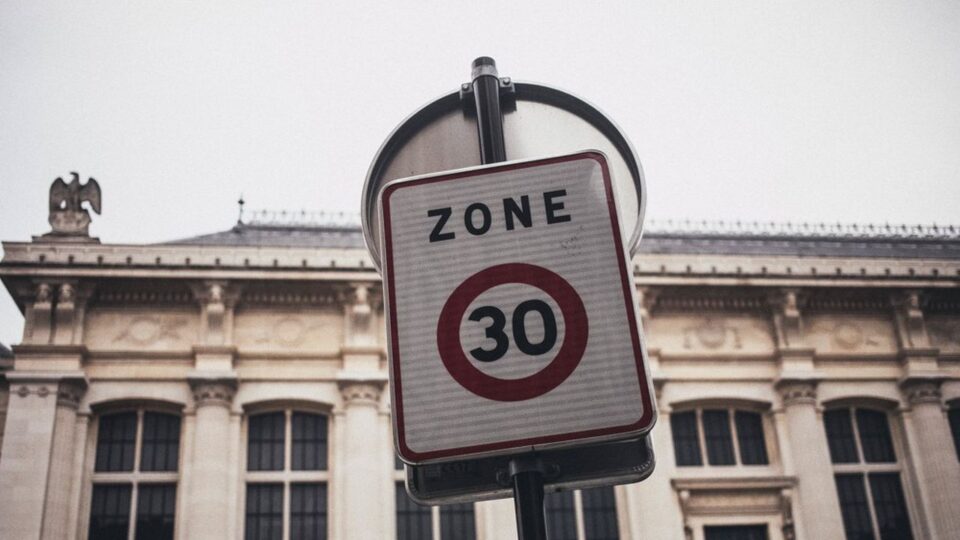 ОД ДЕНЕСКА: Во Париз ограничена брзината на движење на 30 км/ч