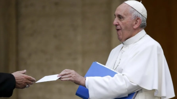 ПОЛИЦИЈАТА ИСТРАЖУВА: Писмо со три куршуми испратено до папата