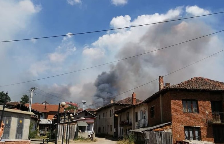 „Аман луѓе, помагајте“: Со голи раце и трактори, оставени сами на себе, граѓаните се борат со пожарите во беровско – СВЕДОШТВА