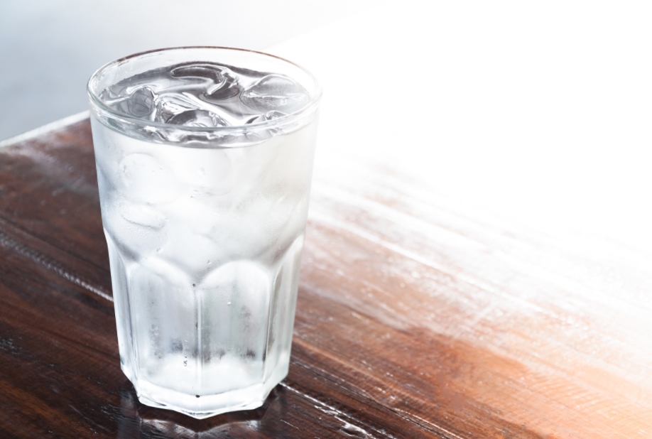 Пиењето вода со мраз е штетно за човековото тело, еве зошто