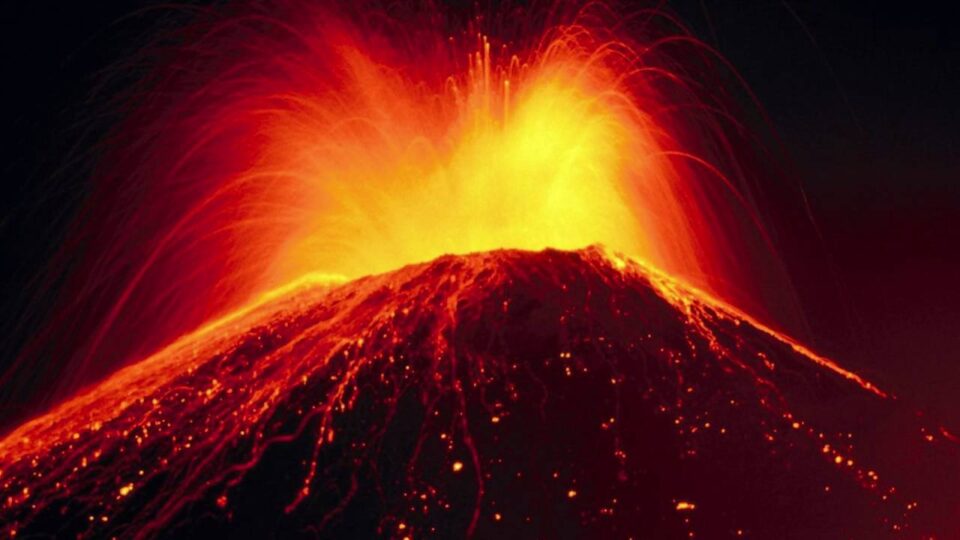 Ерупција на индонезискиот вулкан Мерапи