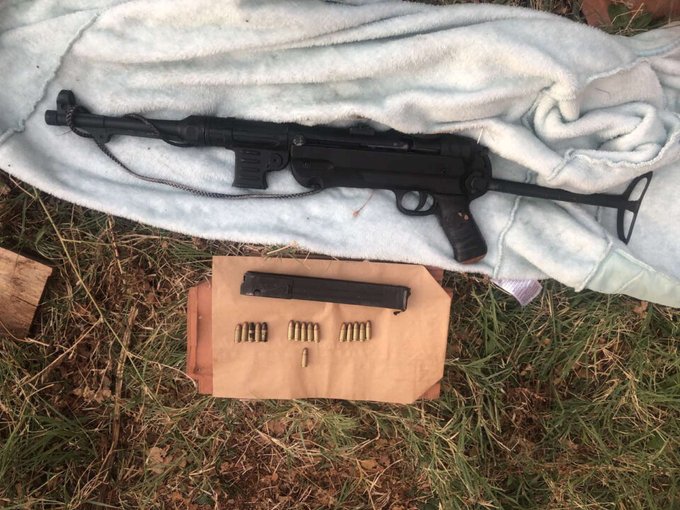 Претрес во дом во Арачиново: Пронајдена автоматска пушка, приведено едно лице