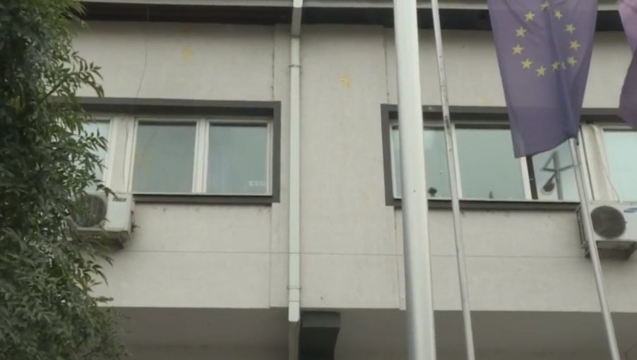ВИДЕО: Роднините на трагично загинатите во тетовската ковид болница со јајца гаѓаа кон зградата на општина Тетово