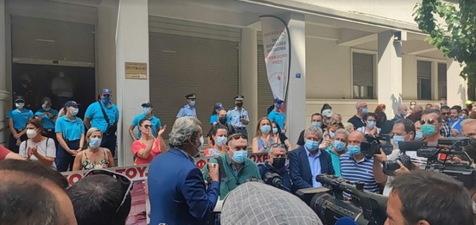 Здравствените работници на протест во Атина против задолжителната вакцинација