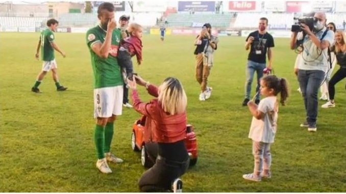 ФОТО: Фудбалер запросен од девојката, се расплака и рече „ДА“