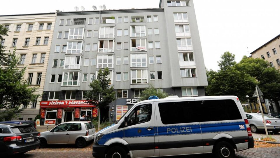 Трагедија во Германија: Девојче (4) со денови се грижело за двете помлади сестри, мислеле дека починатиот татко спие