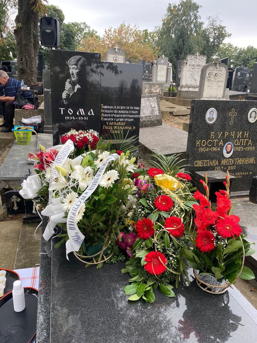 Му беше последна од четирите жени на Тома Здравковиќ: Пристигна на неговиот гроб, па се сруши на земјата кога го виде овој човек (ФОТО)