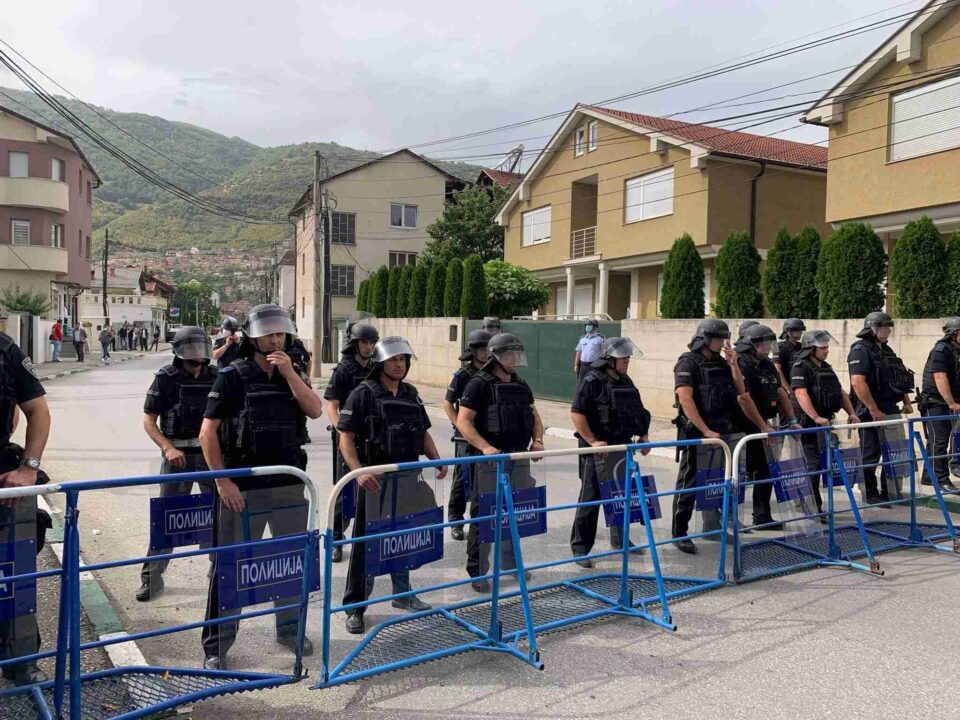 Полициски кордон пред седиштето на ДУИ во Мала Речица