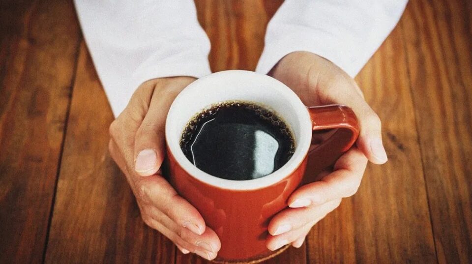 Дали е во ред да пиете кафе на празен стомак? Доктор открива две работи кои треба да се направат прво