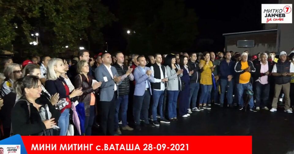 Со „послушајте патриоти“ започна митингот на Митко Јанчев во Кавадарци (ВО ЖИВО)