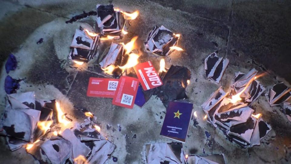 Членови на СДСМ во Радовиш на протест: Незадоволни од новиот кандидат за градоначалник си ги запалија членските книшки