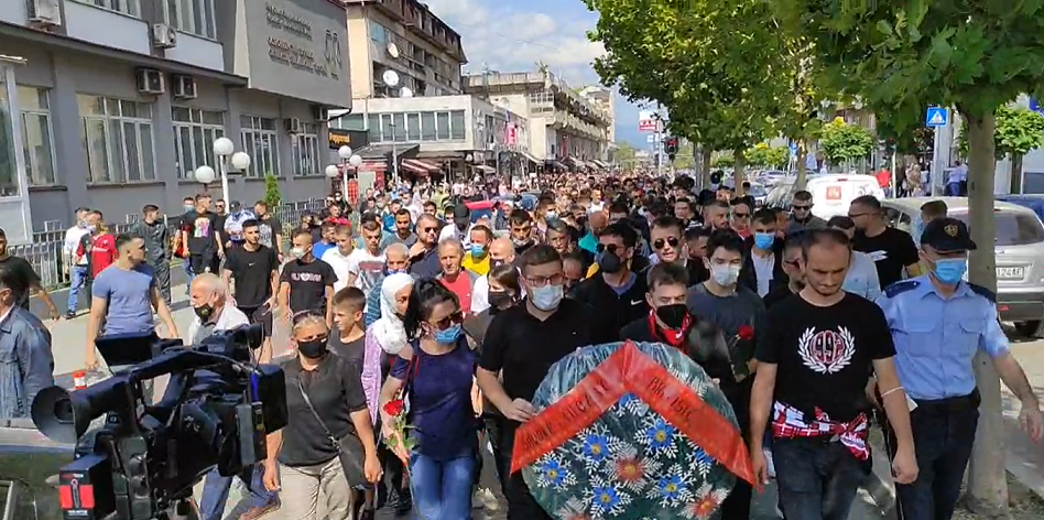 Протестен марш во Тетово: Тетовчани излегоа низ улиците на градот и со едноминутен молк оддадоа почит на починатите во пожарот (ФОТО)