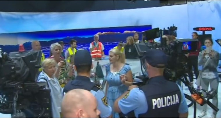 Антиваксери упаднаа во студиотo за вести на ТВ Словенија