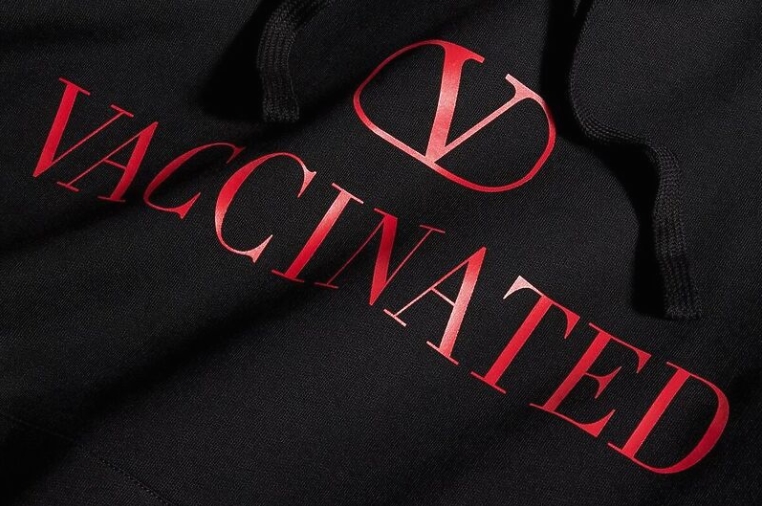 „Валентино“ со нов дизајн на дуксер повикува на вакцинација – ќе ви се сврти во глава од цената на ова парче облека