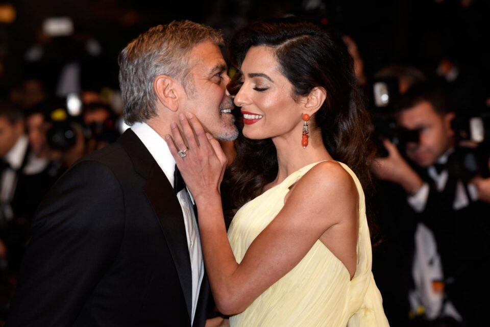 Џорџ Клуни три пати ја молел за првиот состанок: Детали за необичниот живот на Амал