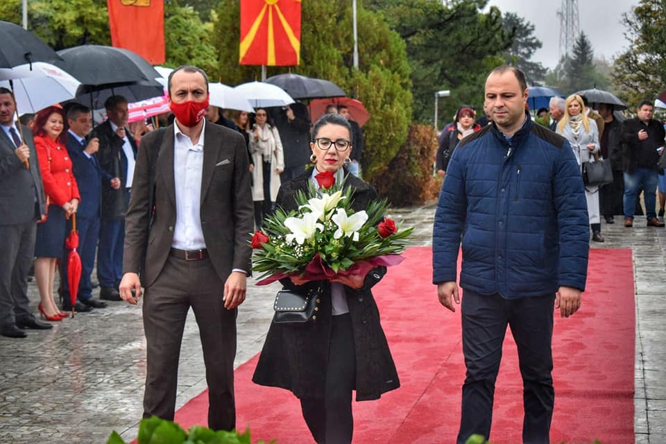 ФОТО: Мисајловски, Доцевска Божиновска и Петрушевски се поклонија пред спомениците на македонските предци