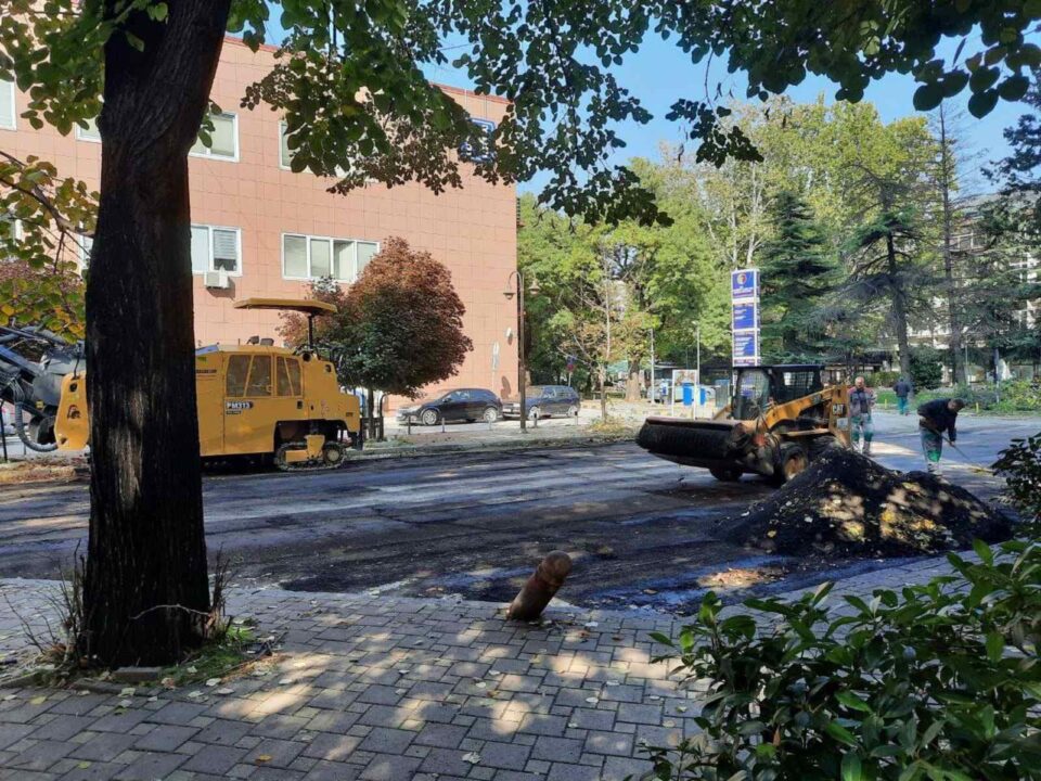 ФОТО: Требаше да дојде втор круг од изборите за да се асфалтира паркингот кај градската болница
