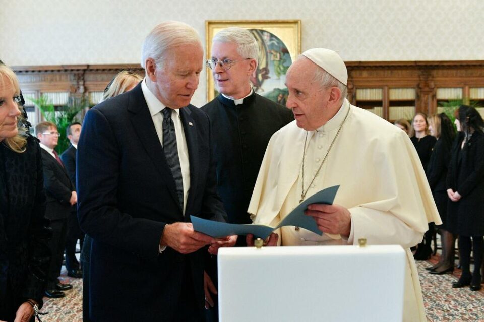 Бајден денеска во Рим се сретна со папата Франциск
