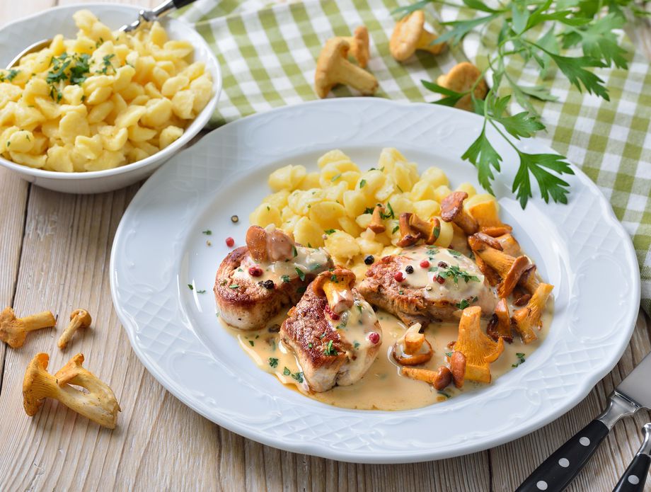 Ручек на германски начин: Рецепт за Spätzle со свинско и сос од печурки!